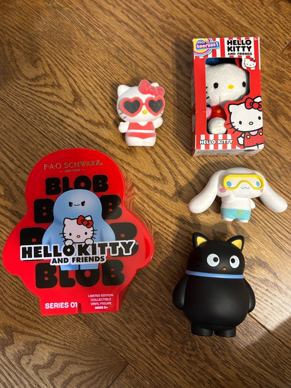 Hello kitty figures micro teenies, flocked hello kitty and cinnamon roll beach